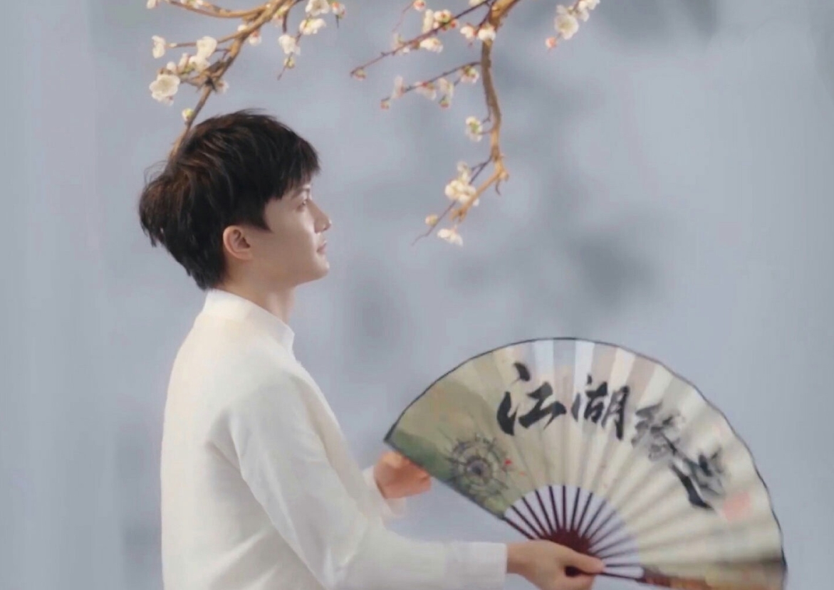 周深|江湖缘起,白蛇问花,周深的歌声随风散作千万片,在天上人间飘飘洒洒