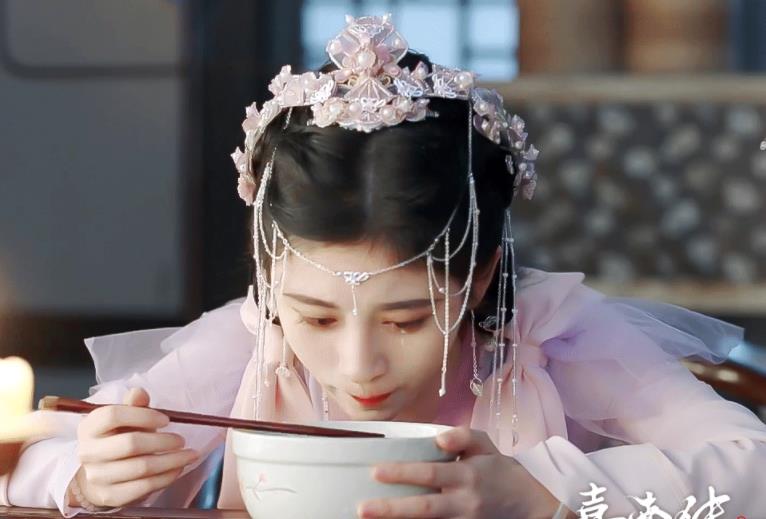 花匠小美 3天播放量破亿，鞠婧祎新剧赢了服化道，豆瓣却飘满了差评