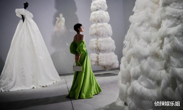 孙俪|孙俪罕穿绿色抹胸裙亮相，留利落短发优雅大方，生图被赞很瘦很美