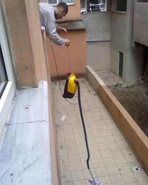 舜网 懒人神操作!机智的大爷难道整容了