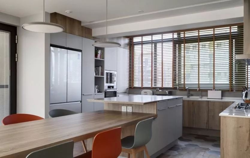 要我说，厨房里加个岛台，一侧留空连着吧台，能收纳能用餐！实用