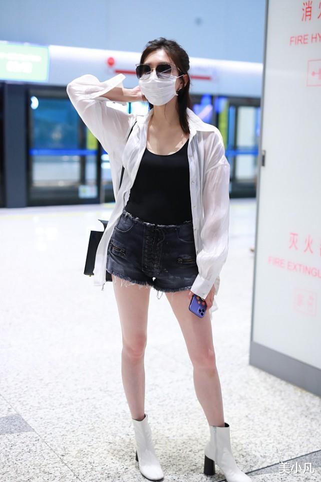 美小凡|江疏影真会玩!现身机场秀大长腿,绑鞋带式的牛仔短裤很抢镜头