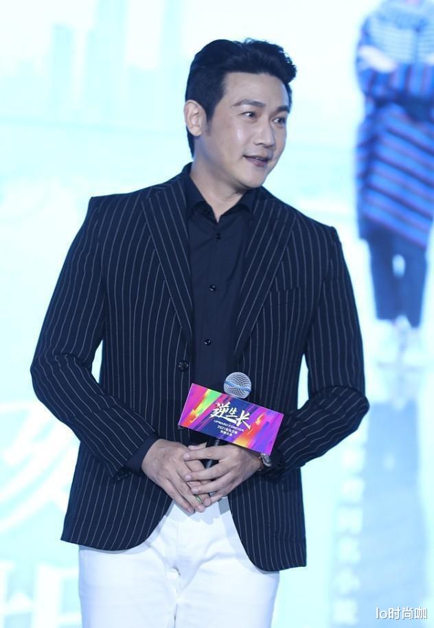 lo时尚咖|陆毅和妻子同框看起来真甜蜜,穿牛仔外套配衬衫意外的帅,真有型