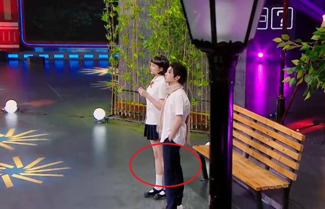 关晓彤|关晓彤穿“乳糖袜”出场，腿红了仍不脱下，得知谁送的再疼我也穿