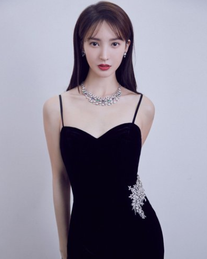 |金晨与李一桐直播互动,意外曝光豪宅内景,装修风格偏向于欧式