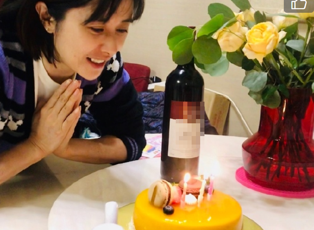 何美钿|何美钿手捧蛋糕庆46岁生日，小师妹童颜依旧，错过张卫健终遇幸福