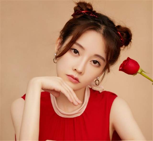 冯提莫|冯提莫亮相春晚，贺岁版春丽平行腿抢镜！网友：这是动漫出来的吗