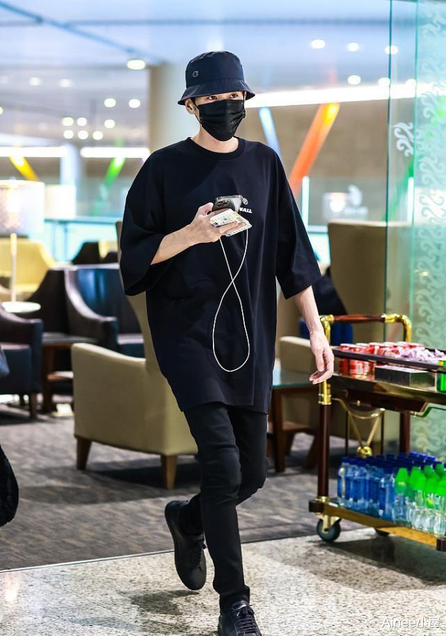 Ainee小屋|张若昀真是瘦了不少,穿宽松T恤配窄腿裤,虽然挺潇洒但有点憔悴