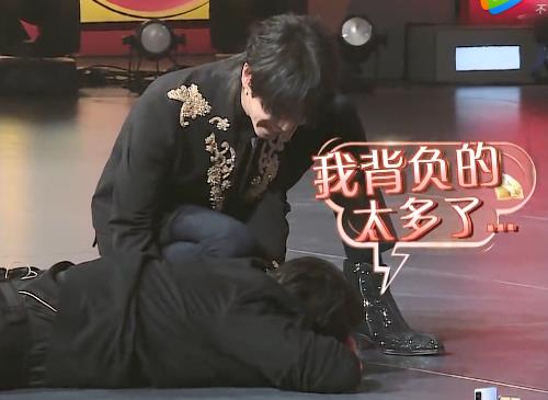 沈腾|沈腾摔倒半天起不来，看到第一个去扶的人，节目组优待不是白给的