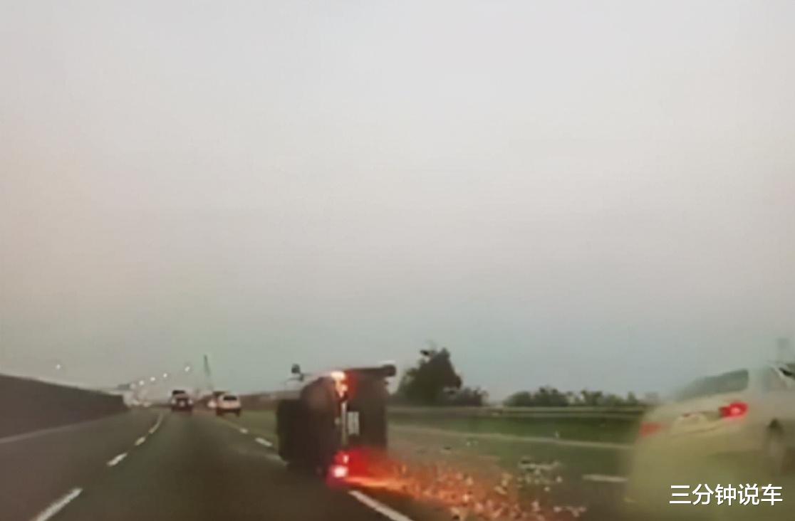 交易 高速一辆车侧翻,一路火花带闪电,网友:魂都吓没了