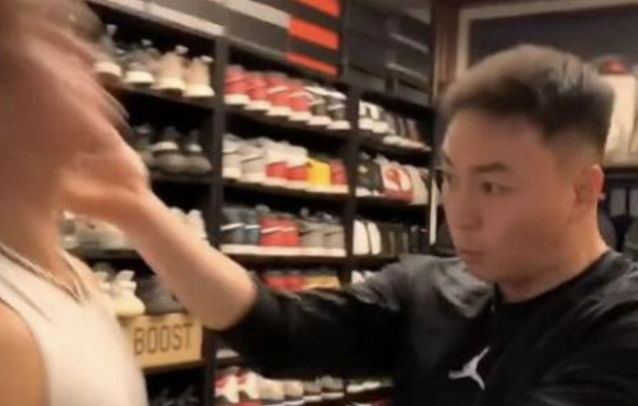 何洁|释小龙低调炫富，开千万劳斯莱斯坐百万游艇，何洁：真应该嫁给他