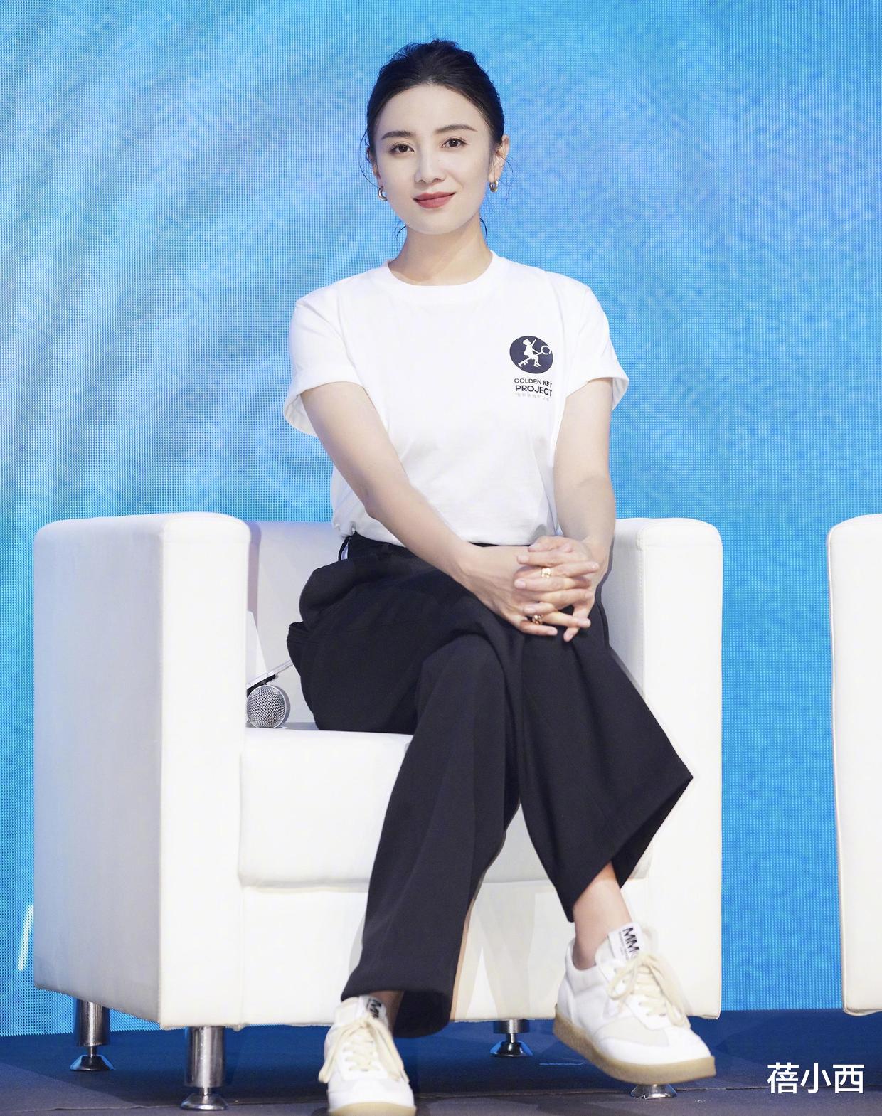 蓓小西|宋佳的原装五官真适合素颜，在国外度假穿印花连衣裙，超有国际范