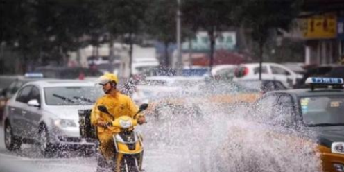 一头小居居 下雨天外卖迟到50分钟,看见外卖女子的瞬间,顾客只想给一个拥抱
