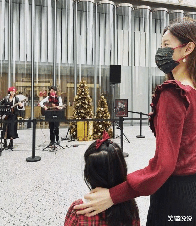 章泽天|章泽天首晒女儿正面照,妈妈脸部比女儿小,网友感慨太像刘强东了!