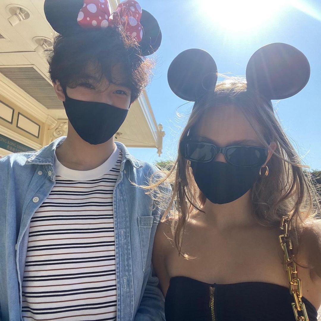 张慕童|张智霖15岁儿子晒照，与金发美女同游迪士尼，贴身合影引热议