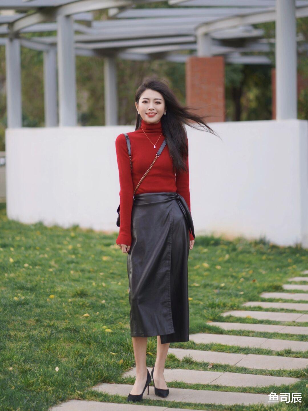 鱼司辰 秋冬来一个经典搭配，红色高领毛衣搭配黑色半身裙，高级又洋气