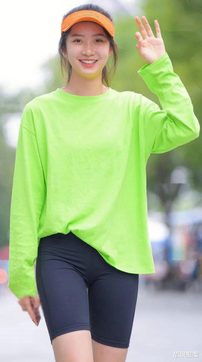 眉眼温柔 打底裤配合亮绿色的张扬感，让小姐姐整体看起来还是非常漂亮