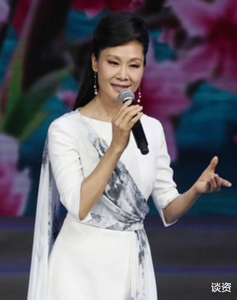 于文华|56岁于文华豪宅种大葱，打扮朴素也难掩好身材，年轻貌美和女儿似姐妹