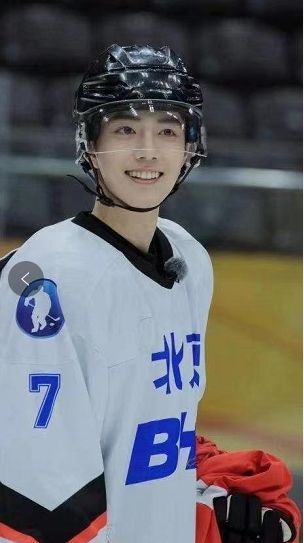 肖战|肖战为冬奥献唱，香水在国外引起抢购热潮，李宇春演唱会助唱