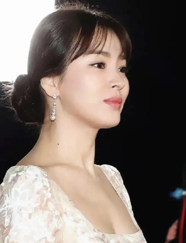 全球时尚号|宋慧乔胖了,穿白色礼服裙有了“贵妇”感,刘海好减龄