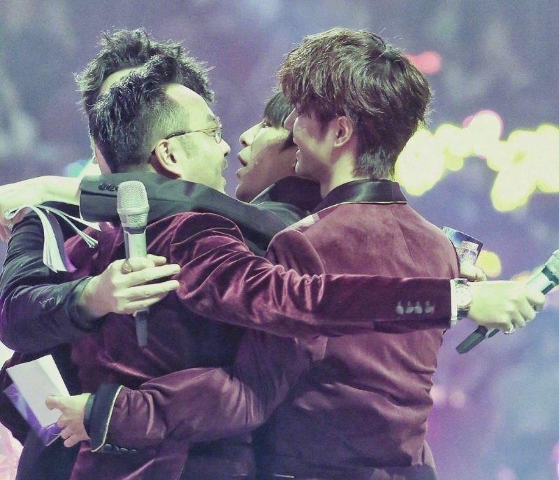 天天兄弟|默默守护天天兄弟的王一博！跨年夜造型和传统零点拥抱一个也不少