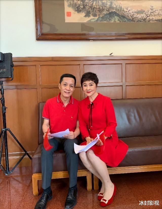 梁丹妮|冯远征晒舞台演出照，大8岁妻子梁丹妮化妆更年轻漂亮，不真实！