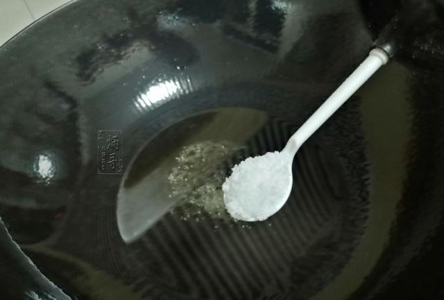 走在暖风的夜|夏季多给家人做这个吃，野生别嫌它小，买来不油炸，煎着吃真鲜嫩