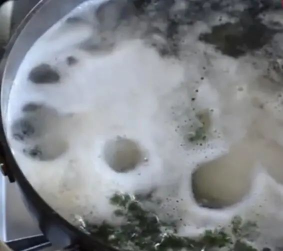 健康缘来很简单 煮肉时，汤中的浮沫是精华还是脏东西，应不应该撇去?