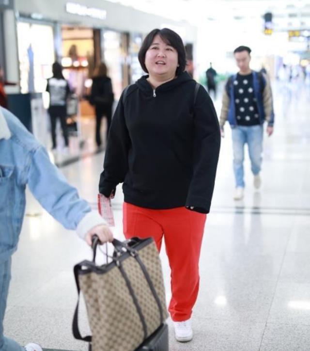 发型|贾玲早该换这款发型了，穿卫衣配运动裤更显嫩，越来越自信