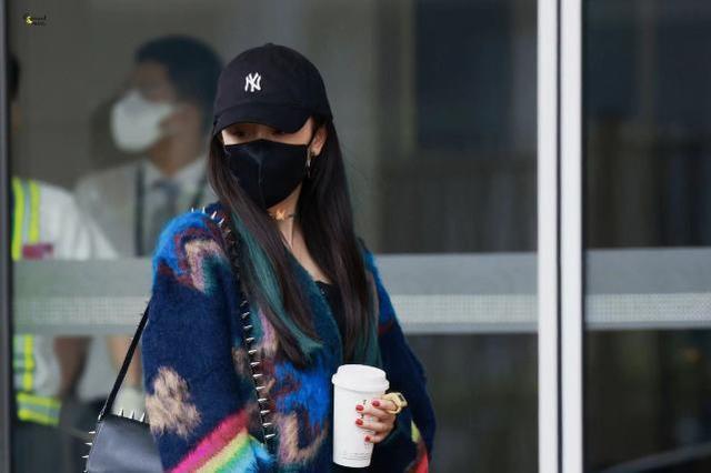伪娘|杨幂真不吝啬秀腿！连着两天都玩下衣失踪，扎染发型太个性前卫了