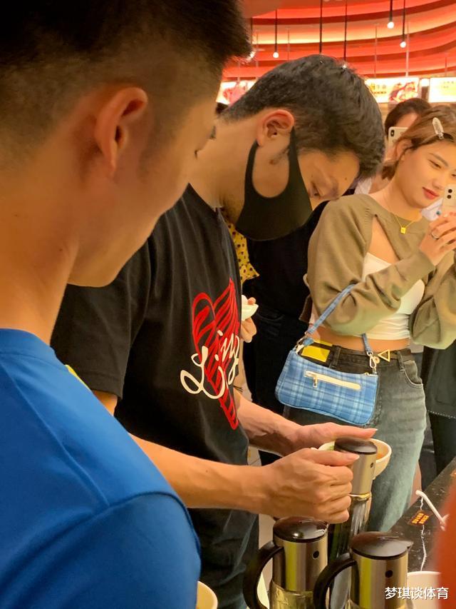 许昕 受欢迎！许昕在上海吃火锅，被漂亮女粉丝争相拍照，许昕不为所动