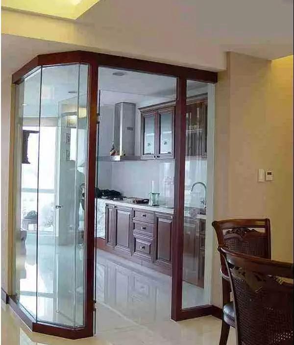 还在担心厨房油烟大，不通透？现在流行装半开放式厨房