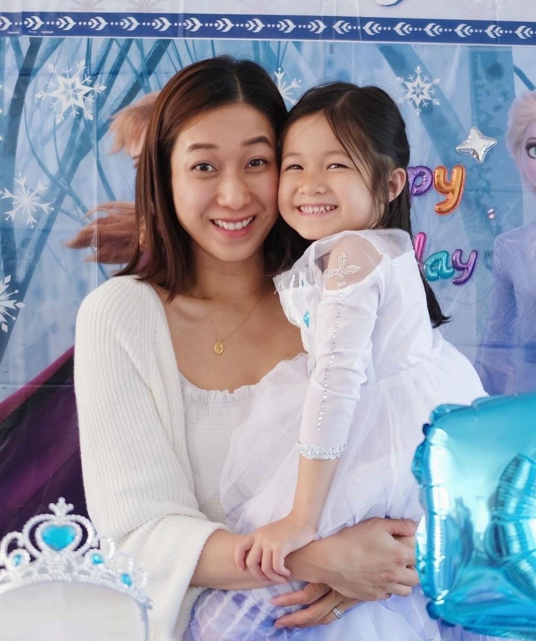 育妈计|“好彩妹”钟嘉欣为女儿庆生,素颜出镜黑眼圈明显,被指状态太差