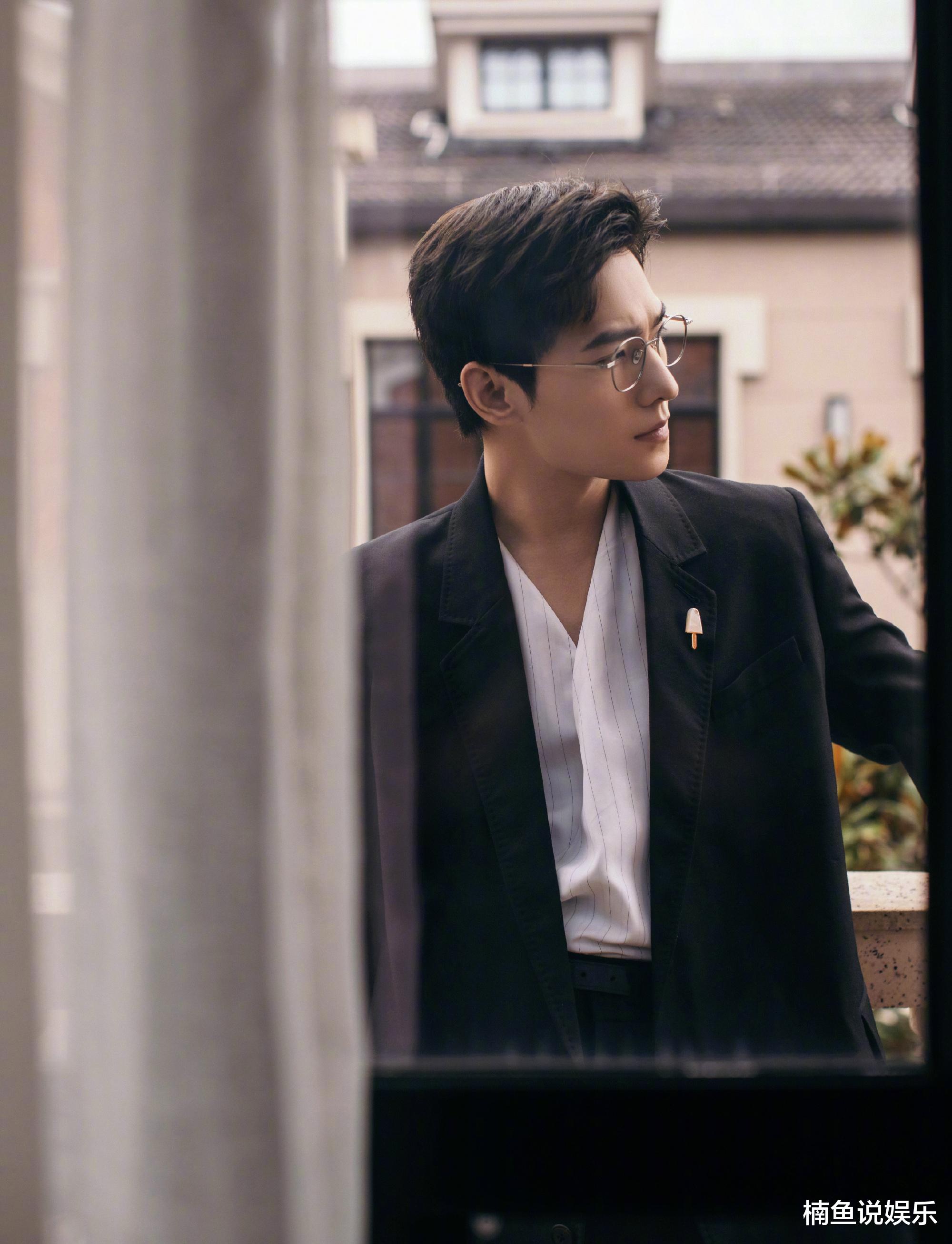 街舞|杨洋戴上眼镜疯狂放电！五官精致棱角分明，七夕男友造型太上头