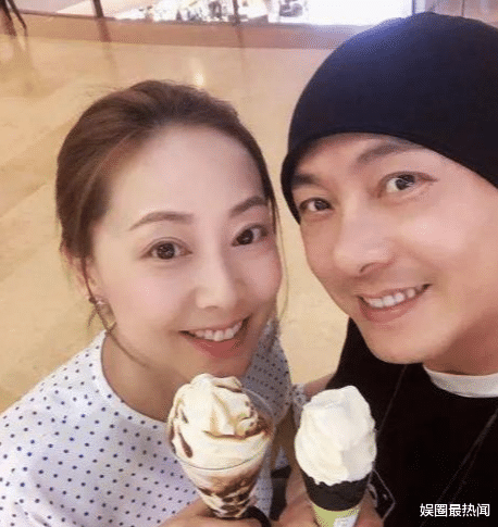 张卫健|张卫健夫妇聚餐，妻子饭桌上挖鼻屎被赞接地气，结婚17年无孩子