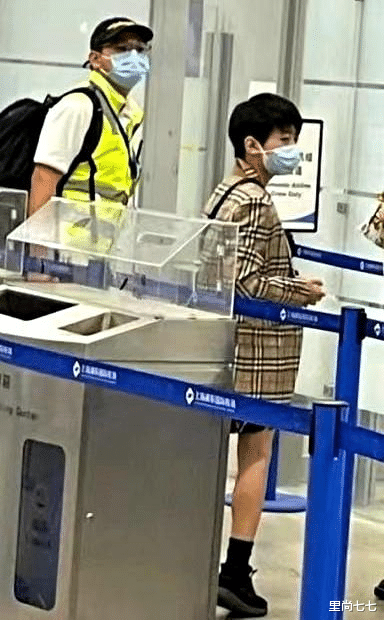 张柏芝|张柏芝罕带仨儿走机场，长子高冷似谢霆锋，幼子正脸曝光太像老二