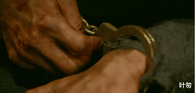 悬崖之上|《悬崖之上》为什么老张不自杀？反而暴露了小兰的信息