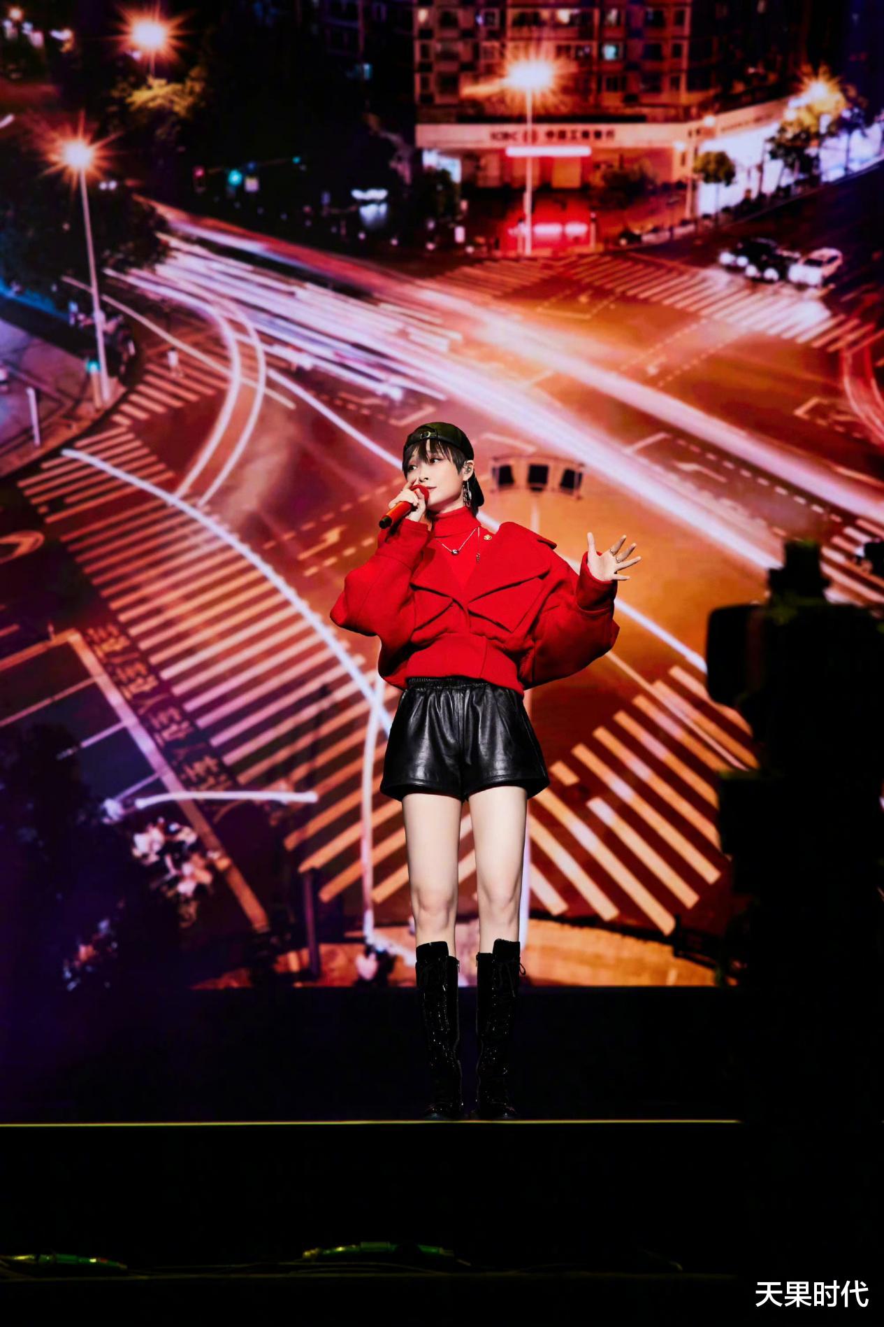 天果时代 李宇春穿皮短裤露出大长腿，原来她身材这么好，中性风白浪费了