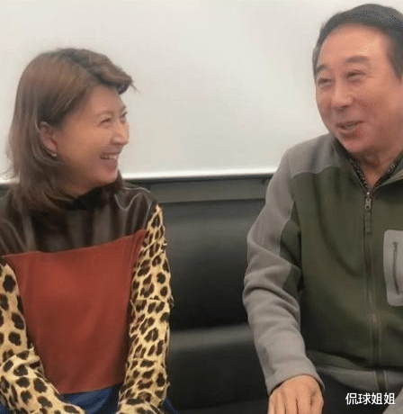 冯巩|闫学晶儿媳妇罕露面！和冯巩吃饭坐中心位，一家四口的感觉太像了