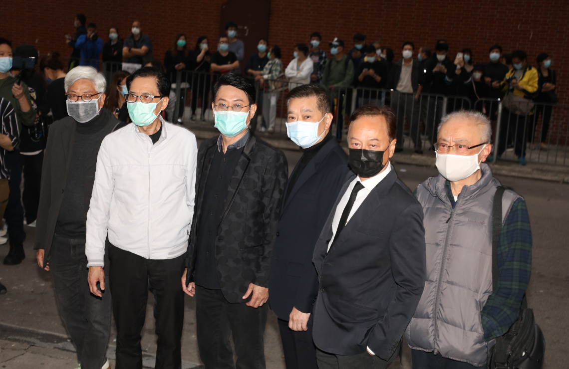 张柏芝|吴孟达太太打点灵堂直至夜深才离开，双眼红肿憔悴，累到无力睁开