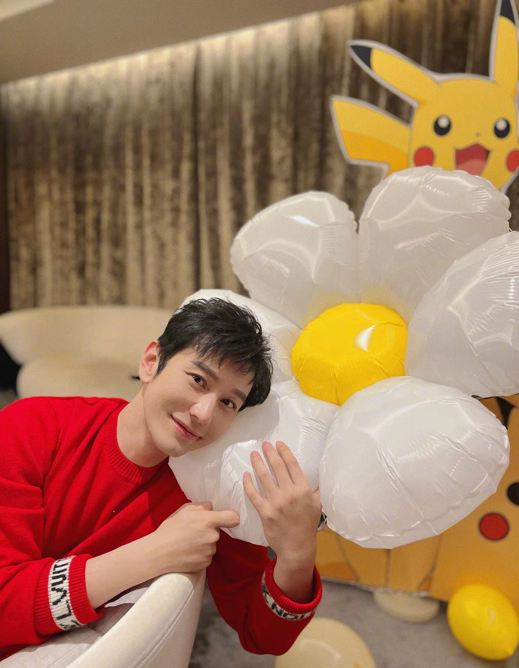 黄晓明|黄晓明被赞中国好老板！亲自捧蛋糕为司机庆生，还送千元国产手机