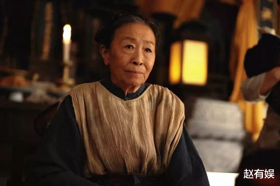 冯小刚|母亲瘫痪，冯小刚开300万宾利看望，姐姐求他：能不能帮忙找个活