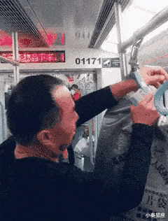 小秦星座|搞笑GIF：本来是想吓一下别人。不想到自己竟遭了殃。失算啊！