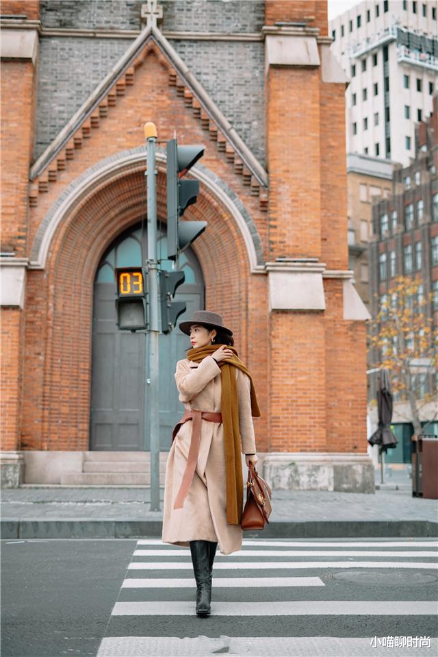 小喵聊时尚 懂打扮的中年女人不显老!3种围巾+帽子的搭配法则,好看又不老气
