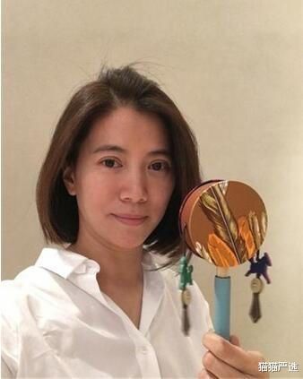 中国华融 张馨予穿修身裙亮相引围观，皮肤水润有光泽、女人味十足