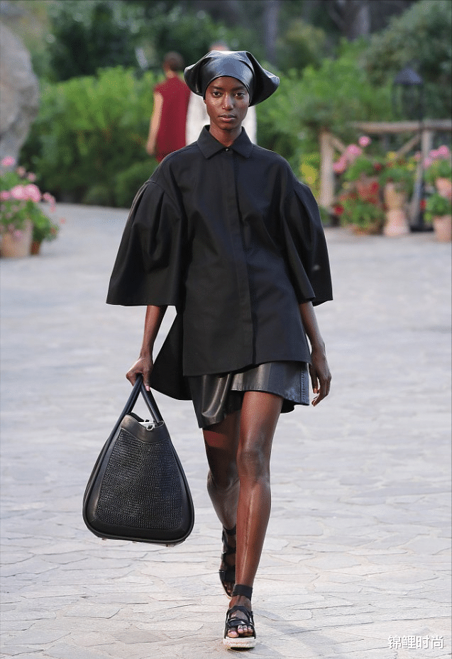 锦鲤时尚|Max Mara 2022早春系列抢先解读，粉配红成潮流，敢穿才有范儿