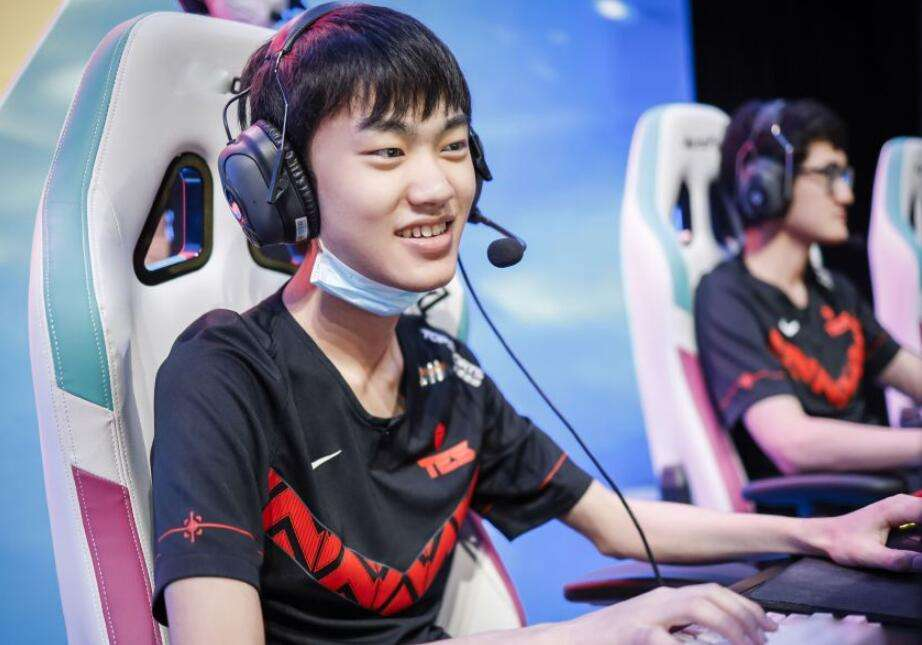 Uzi|国产三大选手包揽韩服前三！左手掉落第二，其他两位竟无法上场？