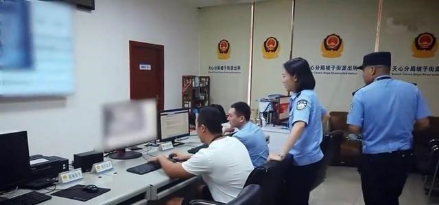 实在接受不了,男子醉倒被劫财劫色,民警看监控直接破防