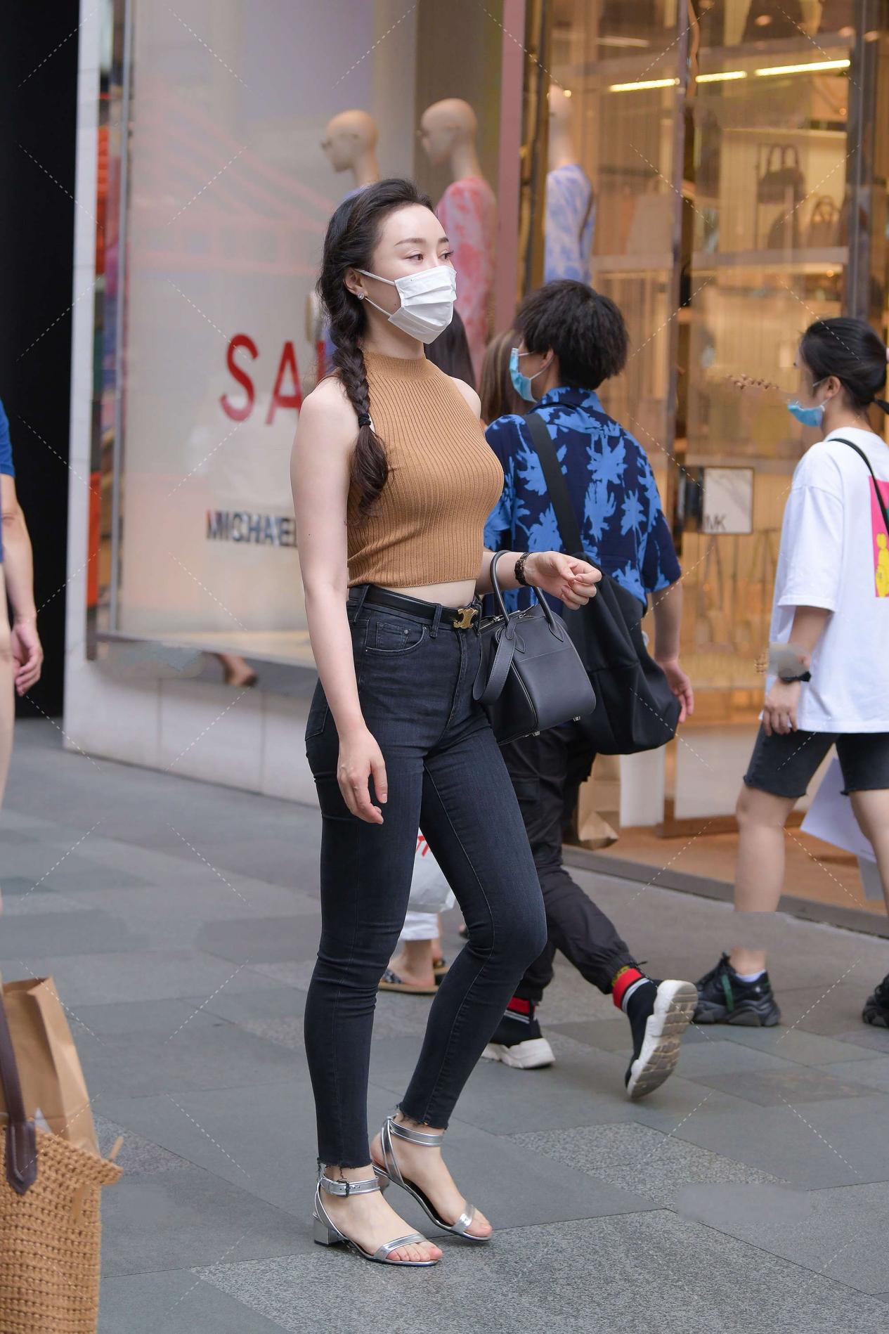 穿衣搭配|卡其色小上衣搭配深色牛仔裤，独辫的发型经典大气，增添色彩