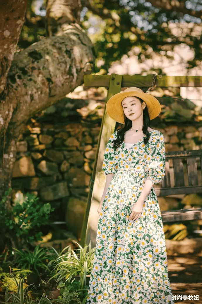 时尚美妆妞|颜丹晨“天然颜值”真耐看,穿无袖印花连衣裙上央视,被惊艳了